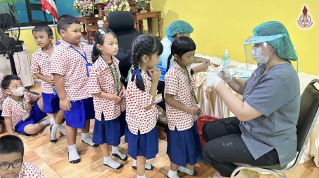 ตรวจสุขภาพฟันและเคลือบฟลูออไรด์ให้กับนักเรียน