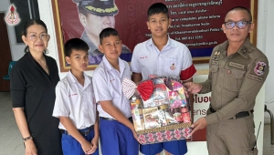 มอบกระเช้าผลไม้สวัสดีปีใหม่